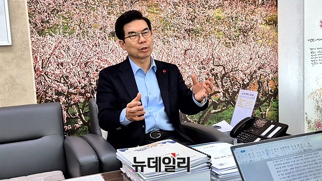 ▲ 김광열 영덕군수가 2025년 을사년 새해를 맞아 올해 동해선 철도 운행과 포항~영덕 고속도로 완공을 통해 동해안 관광시대가 개막할 것이라고 기대하며 본격적인 관광객 1,500만 시대를 위해 지역경제 활성화를 박차를 가할 것이라고 힘줘 말했다.ⓒ뉴데일리