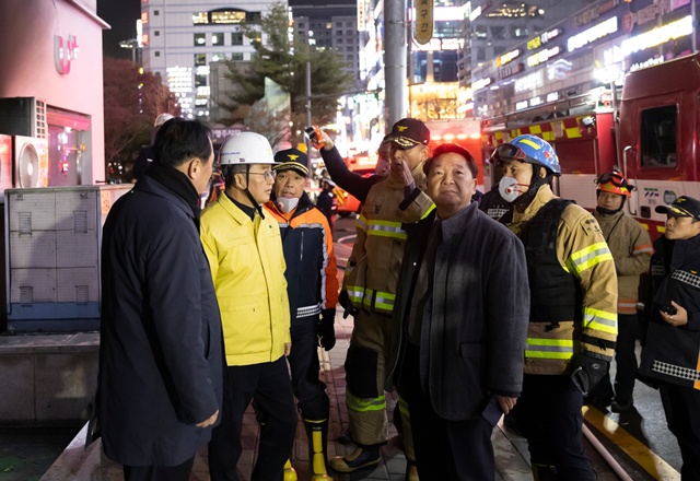 ▲ 김동연 경기도지사(왼쪽 두 번째)가 지난 3일 발생한 경기 성남시 분당구 야탑동 복합상가건물 BYC 빌딩 화재 현장을 찾아 관계자로부터 설명을 듣고 있다. ⓒ경기도 제공