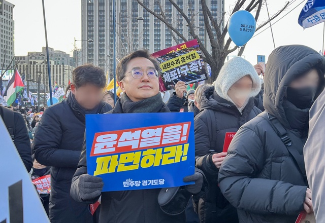 ▲ 김동연 경기도지사가 지난 12월 28일 서울 광화문광장에서 열린 집회에 참석해 '윤석열을 파면하라'고 적힌 피켓을 들고 있다. ⓒ김동연 경기도지사 SNS