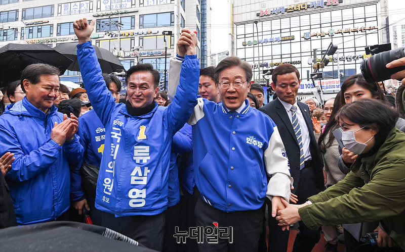 ▲ 윤석열 대통령이 행안부에 경찰국을 신설하자, 당시 울산 중부경찰서장(총경)이던 류삼영은《전국경찰서장회의》를 조직해 윤대통령에게 대들었다. 정직 3개월의 징계가 내려졌다. 징계취소소송에서도 패소한 그에게 이재명은 공천장을 쥐어 주고, 나경원 의원 지역구에 투입했다. 총선 중 자신의 재판출석도 빼먹으면서 류삼영 지원유세에 나섰지만, 결국 나경원 의원에게 패했다. 문재인이 경찰 출신 황운하를 발탁해 잘 써먹은 것을 본 뒤 경찰내에 정치바람이 분 탓이기도 하다. 이와는 달리 경찰내엔《경찰직장협의회》란 준 노조 성격 조직도 있다. 이들은 조용히 조직력을 키워 영향력을 키워 나가고 있다. 민노총과의 연관성도 관심거리다. ⓒ 서성진 기자