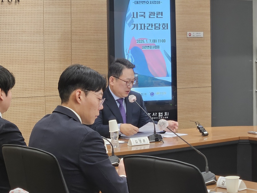 ▲ 김영훈 대한변호사협회 회장이 7일 서울 서초구 대한변호사협회 회관에서 개최된 시국 관련 기자 간담회에서 발언하고 있다. ⓒ 박서아 기자