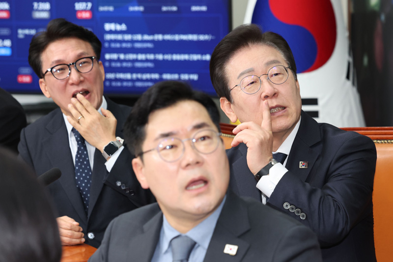 ▲ 재명 더불어민주당 대표, 박찬대 원내대표, 김민석 최고위원이 지난 6일 국회에서 열린 최고위원회의에서 민주당 홈페이지 내 '민주파출소'를 보며 놀라워하고 있다. ⓒ뉴시스