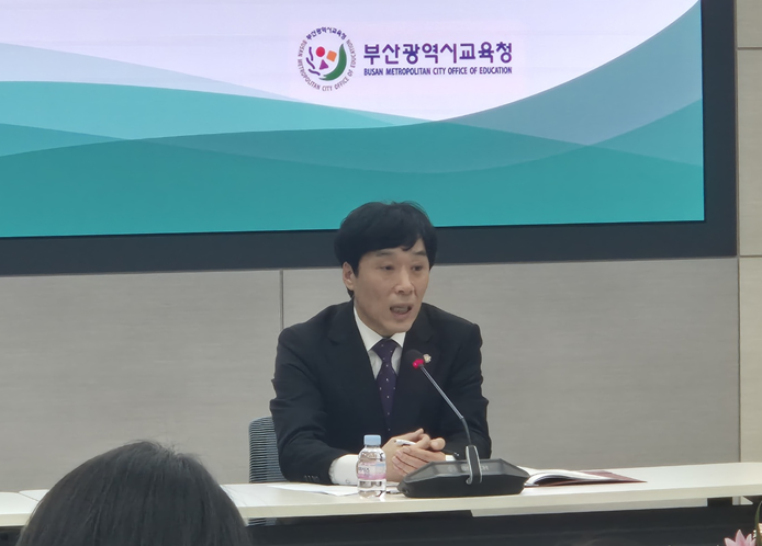 ▲ 7일 오후 부산교육청 별관에서 열린 신년 기자 간담회에서 최윤홍 부산교육감 권한대행이 올해 주요 추진과제를 발표하고 있다.ⓒ변진성 기자