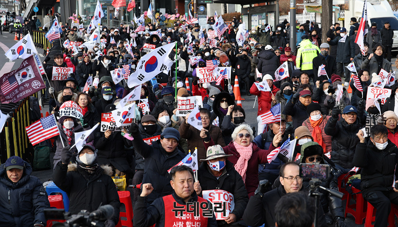 ▲ 윤석열 대통령 체포영장 기한 만료 하루 뒤인 7일 오후 서울 용산구 한남동 대통령 관저 앞에서 탄핵 반대 집회가 열렸다. ⓒ정상윤 기자