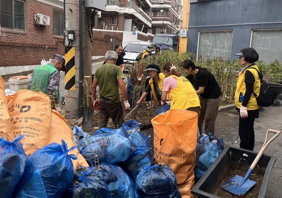 ▲ 직능단체·유관단체 등과 합동으로 자원재활용·쓰레기줄이기를 실천하고 있다.ⓒ청주시