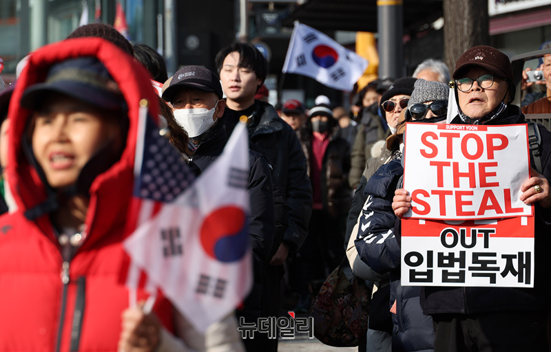 ▲ 윤석열 대통령 지지자들이 7일 오후 2시부터 서울 용산구 한남동 관저 입구에서 탄핵반대 집회를 진행하고 있다. 이날 대통령 사수 집회는 헌법재판소와 광화문 동화면세점에서 곳곳에 진행되고 있다. ⓒ정상윤 기자