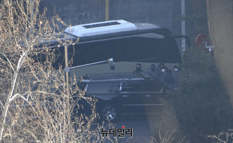 ▲ 윤석열 대통령 체포영장을 집행하는 공수처 체포조가 지난 3일 오전 서울 용산구 한남동 대통령 관저에서 대통령경호처와 대치하고 있다. ⓒ서성진 기자