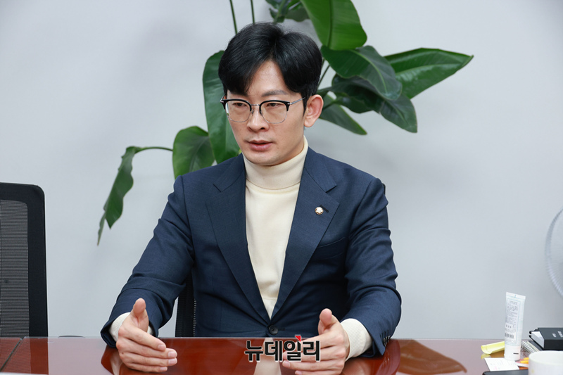 ▲ 박충권 국민의힘 의원이 7일 국회 의원회관에서 뉴데일리와 인터뷰를 하고 있다. ⓒ이종현 기자