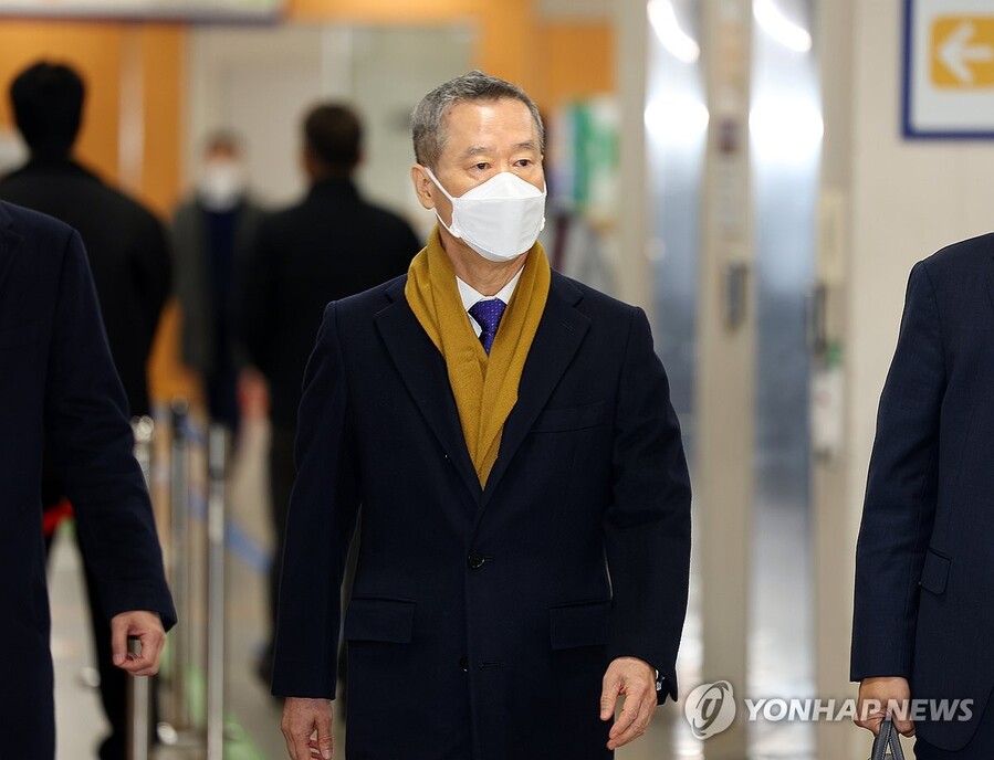 ▲ 대장동 개발업자들로부터 금품을 받았다는 이른바 '50억 클럽' 당사자로 지목된 홍선근 머니투데이 회장이 29일 서울 서초구 서울중앙지법에서 열린 1심 공판에 출석하며 법정으로 향하고 있다. 2024.11.29. ⓒ연합뉴스