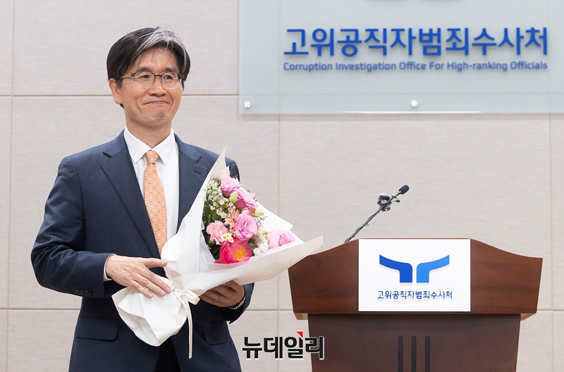 ▲ 오동운 고위공직자범죄수사처장이 정부과천청사에서 열린 취임식에서 꽃다발을 받고 있다.ⓒ서성진 기자