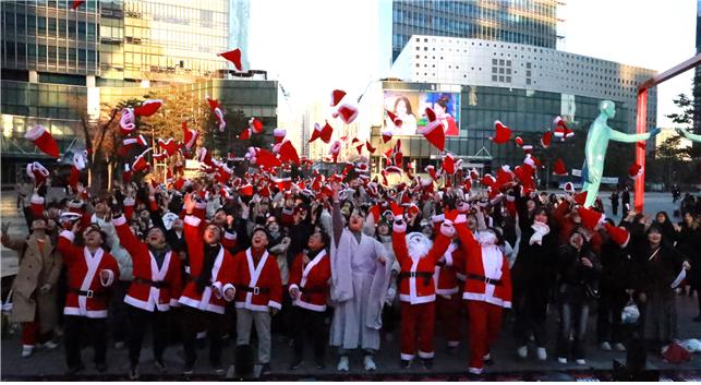 ▲ 지난해 12월 24일 ‘사랑의 몰래 산타 대작전’에 참가한 자원봉사자들이 기념촬영을 하고 있다. ⓒ한국청소년재단 제공