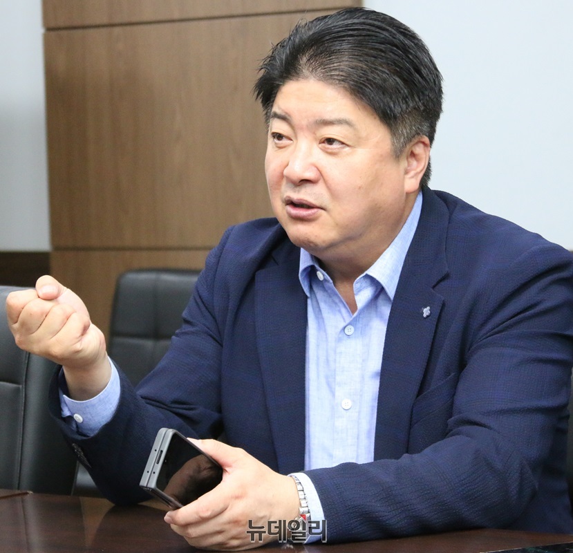 ▲ 조현일 ㈜그린광학 대표가 충북 청주시 청원군 오창 본사에서 뉴데일리와 인터뷰를 하고 있다.ⓒ이길표 기자