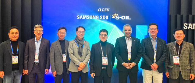 ▲ 7일 미국 라스베이거스  CES 2025 행사장에서 S-OIL 안와르 알 히즈아지 CEO(왼쪽 3번째)와 류열 사장(왼쪽 5번째) 등 경영진이 삼성 SDS 전시장을 참관하고, 이 회사 이준희 대표(왼쪽 4번째) 등 관계자들과 사진촬영을 하고 있다. ⓒ에쓰오일