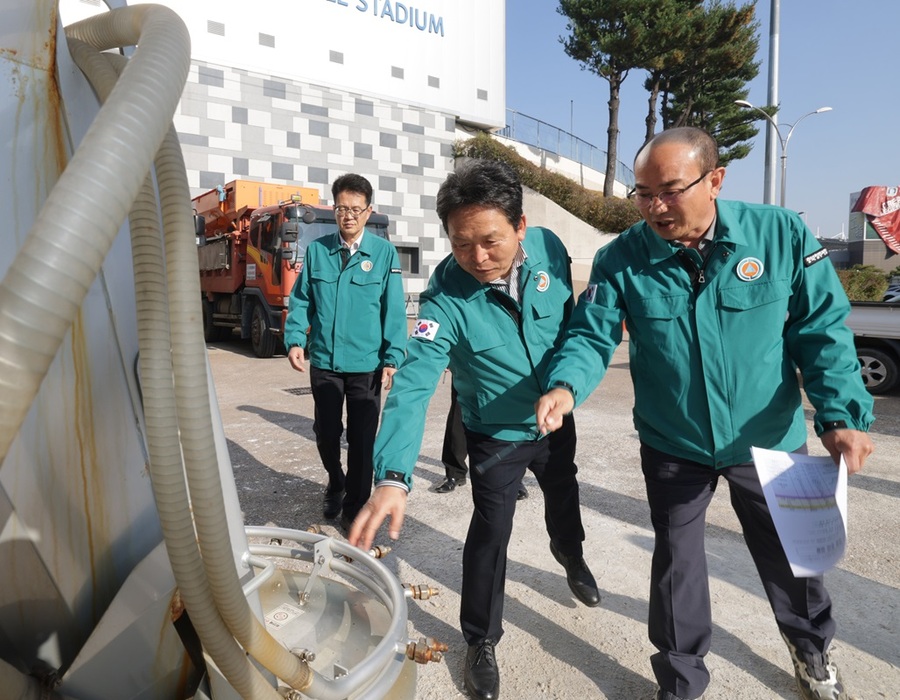 ▲ 신병대 청주 부시장이 서원구 제설기지서 겨울철 대비상황을 점검하고 있다.ⓒ청주시