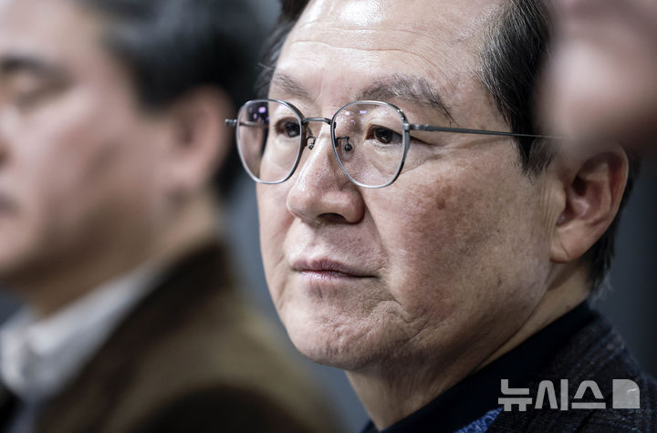 ▲ 윤석열 대통령 측 윤갑근 변호사가 8일 오후 서울 서초구 한국컨퍼런스센터에서 기자간담회를 열고 발언하고 있다. ⓒ뉴시스