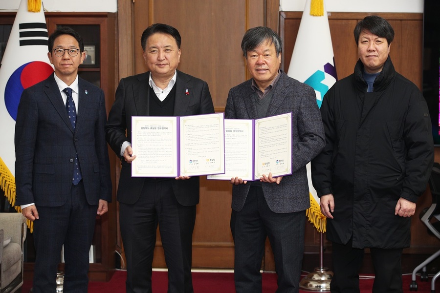 ▲ 충북도는 8일 도청에서 농업회사법인 흙살림과 협약을 맺고, 18세 이하 양육가정에 채소, 과일 등 친환경 먹거리 할인쿠폰을 지원한다.ⓒ충북도