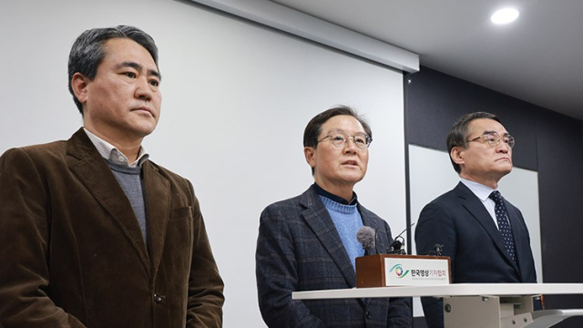 ▲ 윤석열 대통령 측 윤갑근 변호사(가운데)가 8일 오후 서울 서초구 한국컨퍼런스센터에서 기자간담회를 열고 발언하고 있다. ⓒ연합뉴스