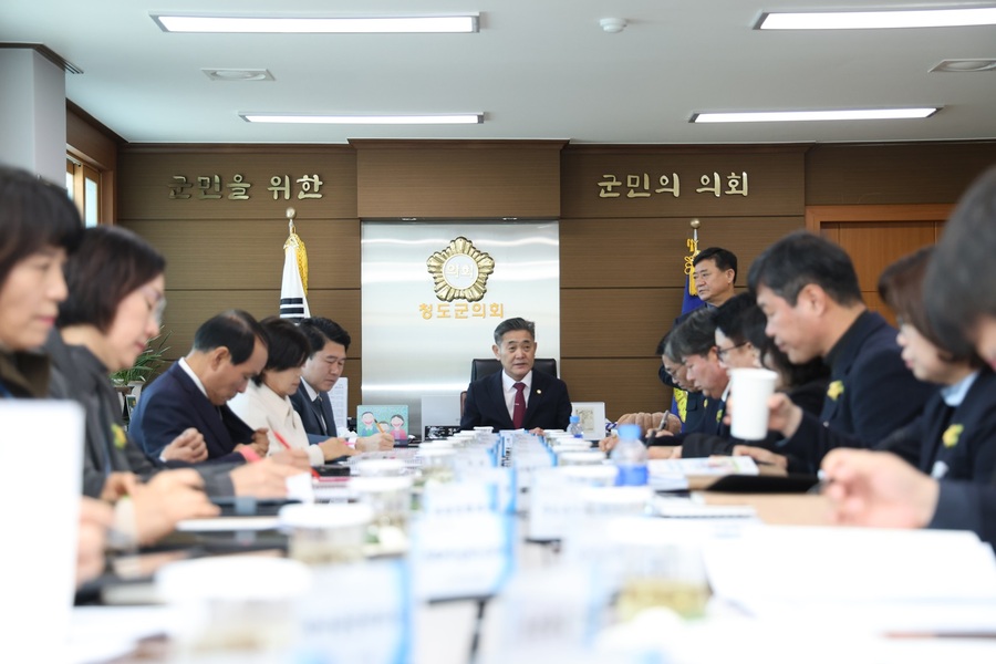 ▲ 청도군의회(의장 전종율)는 1월 8일 을사년 새해를 맞이하여 지역경제를 활성화하고 군정발전을 위한 과제와 계획을 논의하기 위한 첫 정례간담회를 마련했다.ⓒ청도군의회