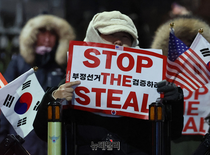 ▲ 8일 오후 서울 한남동 대통령 관저 인근에서 열린 탄핵 반대 촉구 집회에 참여한 2030 MZ 세대의 모습. ⓒ정상윤 기자