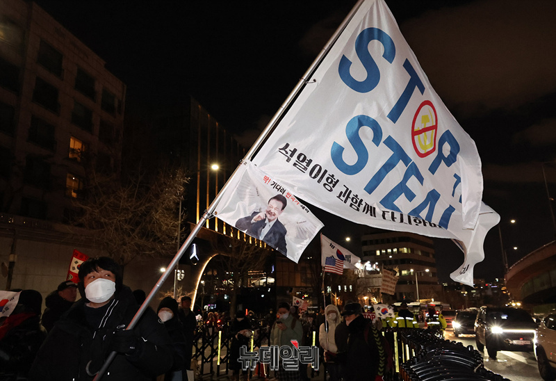 ▲ 올겨울 첫 한파주의보가 발효된 8일 오후 서울 용산구 한남동 대통령 관저 앞에서 2030 MZ 세대들이 '스탑 더 스틸'(Stop The Steal, 부정선거 멈춰라) '석열이 형과 다시 한번' '딱 기다려 반국가 세력' 등의 문구가 담긴 깃발을 흔들고 있다. 스탑 더 스틸은 2020년 대선 당시 도널드 트럼프 미국 대통령 당선인 지지자들의 문구다. ⓒ정상윤 기자