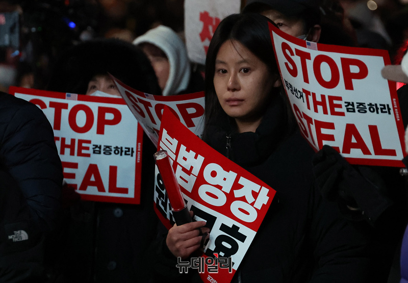 ▲ 8일 오후 서울 한남동 대통령 관저 인근에서 열린 탄핵 반대 촉구 집회에 참여한 2030 MZ 세대의 모습. ⓒ정상윤 기자