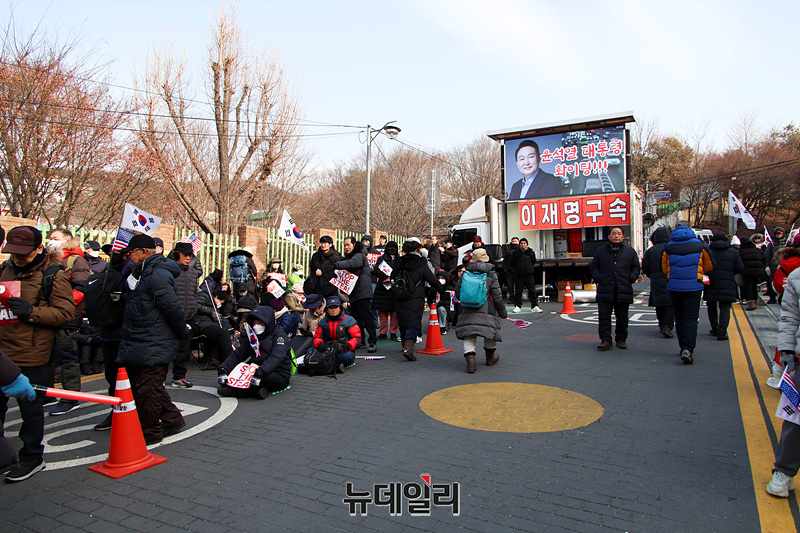 ▲ 8일 오후 서울 한남동 대통령 관저 인근인 한남초등학교에서 탄핵 반대 촉구 집회가 열렸다. ⓒ서성진 기자