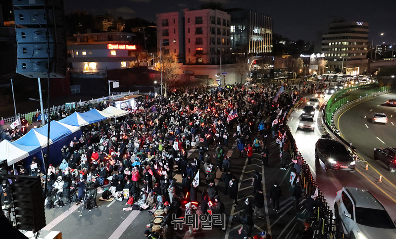 ▲ 8일 오후 서울 한남동 대통령 관저 인근인 국제루터교회 앞에서 탄핵 반대 촉구 집회가 열렸다. ⓒ서성진 기자
