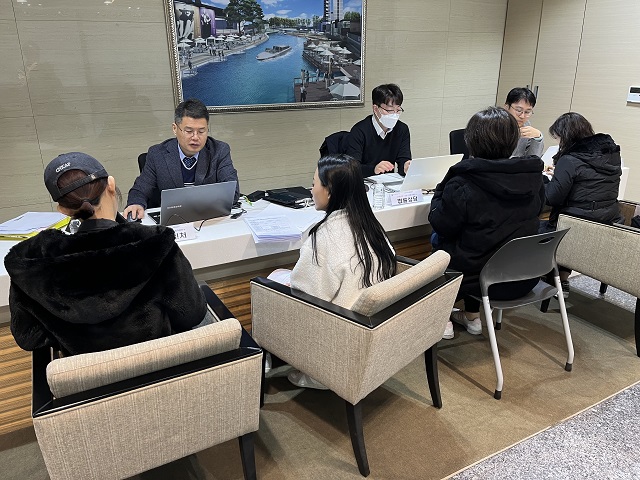 ▲ 포항상공회의소는 대구·경북지방중소벤처기업청, 포스코퓨처엠과 공동으로 8일 1층 비즈니스종합지원센터에서 비즈니스지원단 전문상담을 실시했다.ⓒ포항상의