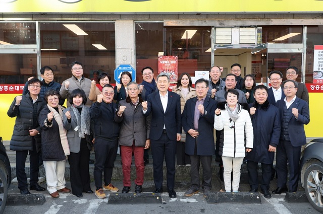 ▲ 이강덕 시장이 지난해 연말 지역 내 소상공인 관련 단체 및 전통시장 상인회, 금융기관 관계자 등과 죽도시장 내 식당에서 지역 경제 활성화를 위한 조찬 간담회를 가진 후 기념촬영을 하고 있다.ⓒ포항시