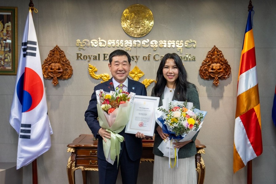 ▲ 이재영 증평군수가 8일  서울 중구 소재 주한 캄보디아대사관에서 찌릉 보툼랑세이 대사로부터 감사패를 받았다.ⓒ증평군