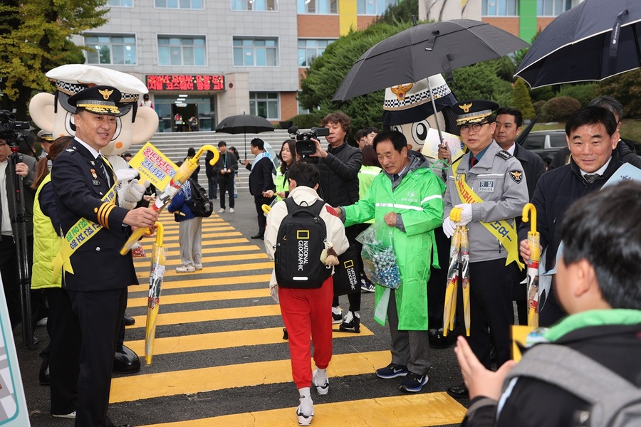 ▲ 진천군 등굣길 안전 캠페인 사진.ⓒ진천군