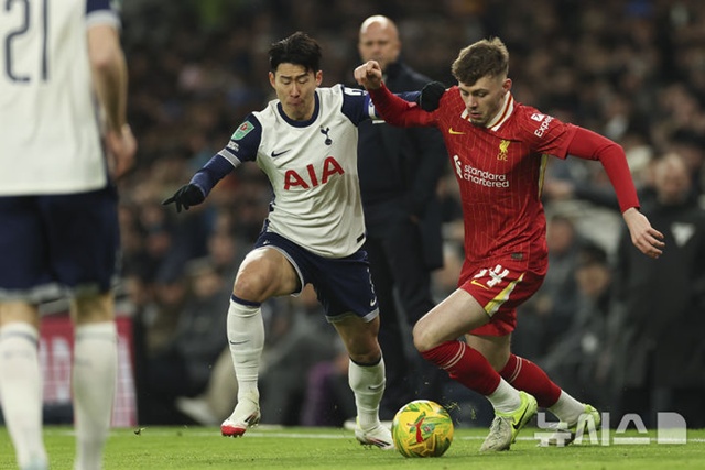 ▲ 손흥민이 영국 런던의 토트넘 홋스퍼 스타디움에서 열린 2024-2025 잉글랜드 리그컵 '카라바오컵' 준결승 1차전 리버풀과 경기 중 공을 다투고 있다. 250109 AP/뉴시스. ⓒ뉴시스