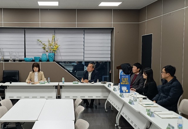 ▲ 정광용 경기도경제과학진흥원 균형기획본부장이 지난 7일 광주시기업인협회에서 광주시 기업인들과 함께 비상민생경제 대응을 위한 현장 소통을 진행하고 있다. ⓒ경기도경제과학진흥원 제공