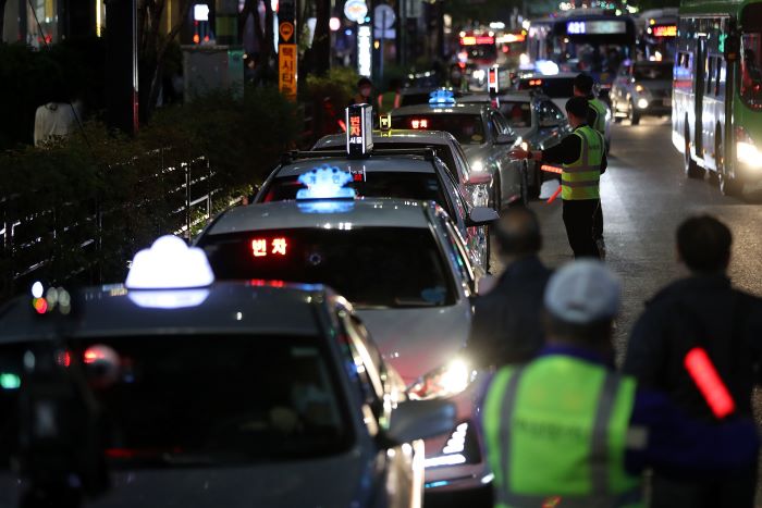 ▲ 서울 서초구 강남역 앞 임시승차대.ⓒ뉴시스