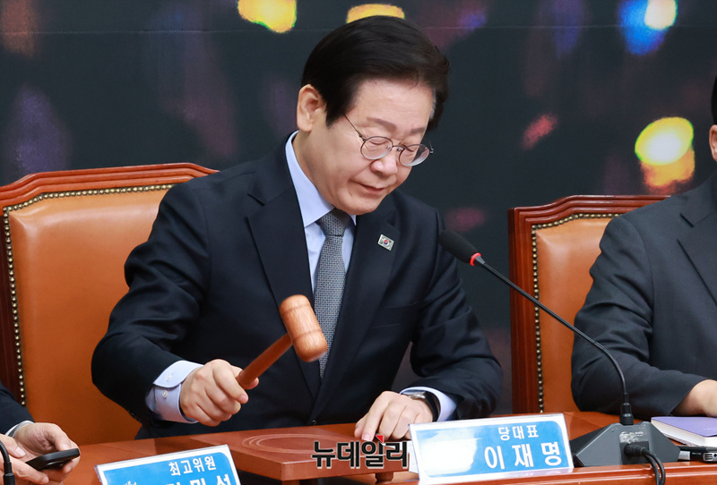▲ 이재명 더불어민주당 대표가 8일 오전 국회에서 열린 최고위원회의에 참석해 의사봉을 두드리고 있다. ⓒ이종현 기자