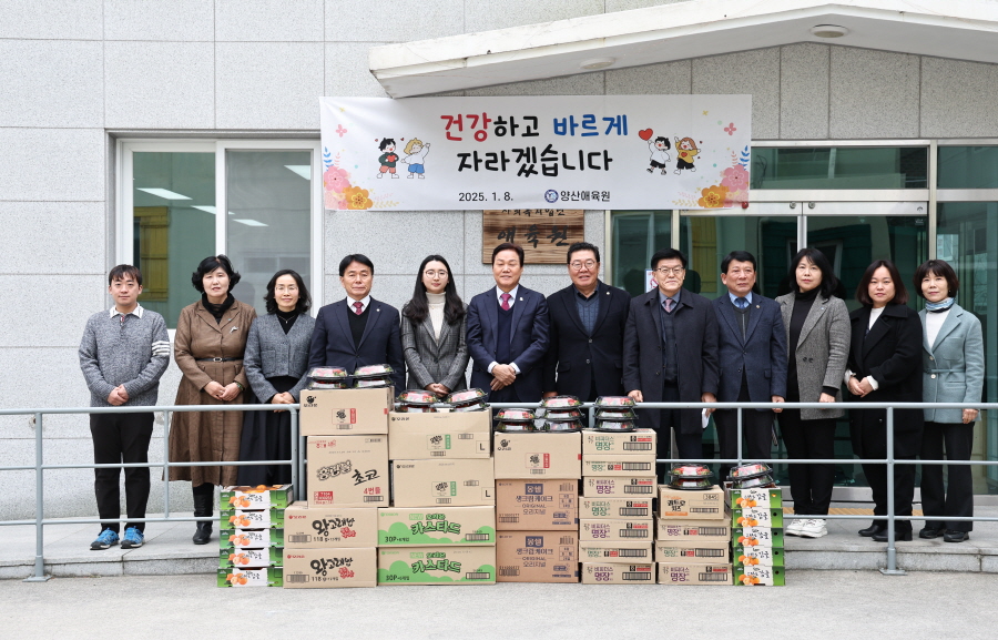 ▲ 박완수 도지사가 양산애육원을 찾아 보호 아동들을 살폈다. ⓒ경남도 제공