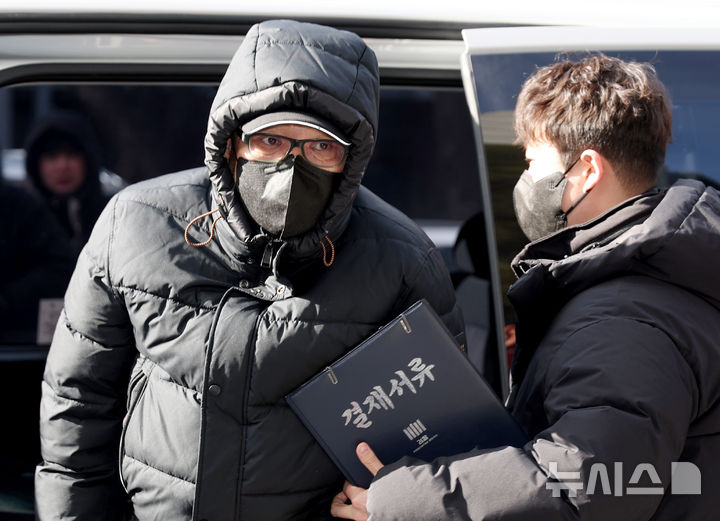 ▲ 2018년 지방 선거 과정에서 불법 정치자금을 수수한 혐의를 받는 '건진법사' 전영배 씨가 9일 서울 양천구 서울남부지방법원에서 열린 영장실질심사(구속 전 피의자심문)에 출석하고 있다. ⓒ뉴시스