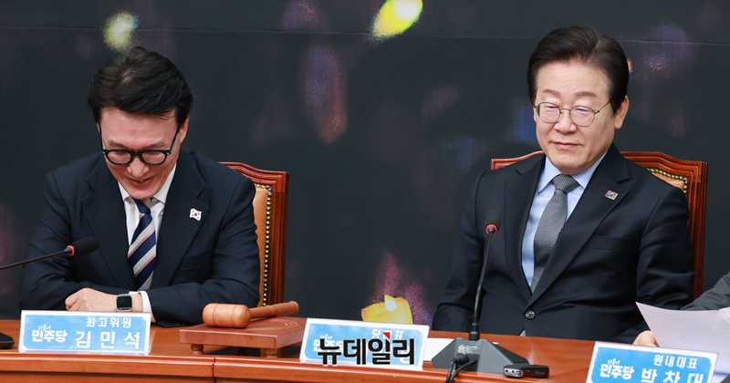 ▲ 이재명 더불어민주당 대표와 김민석 최고위원이 8일 오전 국회에서 열린 최고위원회의에 참석해 대화를 나누고 있다. ⓒ이종현 기자