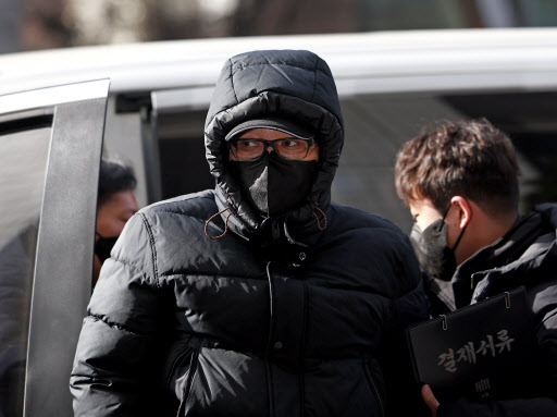 ▲ 2018년 지방선거 당시 불법 정치자금을 수수한 혐의를 받는 '건진법사' 전성배씨가 9일 오후 서울 양천구 서울남부지방법원에서 열린 구속 전 피의자 심문(영장실질심사)에 출석하고 있다. ⓒ연합뉴스