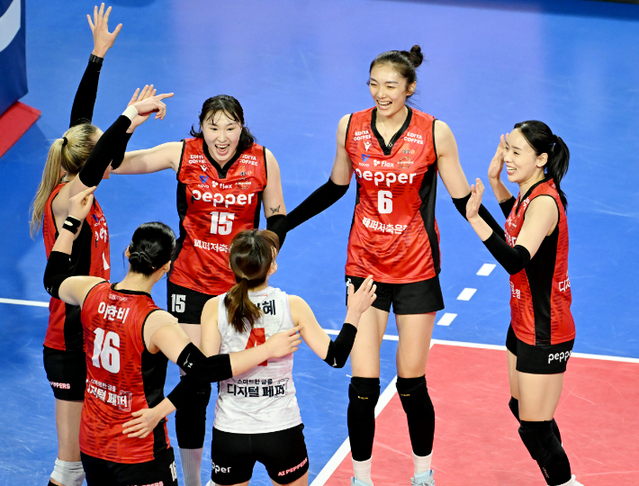 ▲ 지난 9일 경기도 화성실내체육관에서 페퍼저축은행 배구단 'AI페퍼스' 선수들이 IBK기업은행에 승리를 거둔 후 기뻐하고 있다.ⓒ한국배구연맹