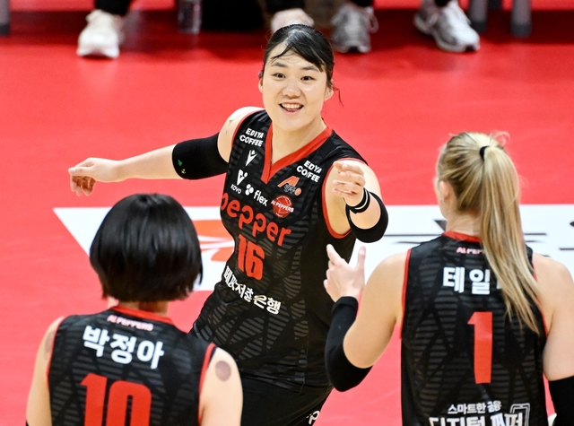 ▲ 지난달 14일 광주 페퍼스타디움에서 치러진 GS칼텍스와의 경기에서 득점한 이한비(사진 가운데)가 기뻐하고 있다.ⓒ한국배구연맹