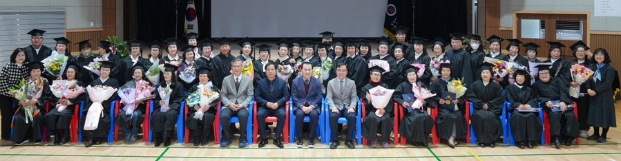 ▲ 충남도교육청 부설 홍성여중부설방송통신중학교 졸업생들이 기념사진을 찍고 있다.ⓒ충남도교육청