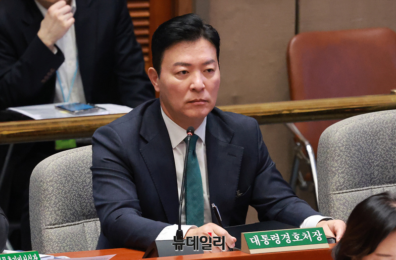 ▲ 김성훈 대통령경호처 차장이 14일 오전 국회에서 열린 예산결산특별위원회 전체회의에서 의원 질의에 답하고 있다. 2024.11.14 ⓒ이종현 기자