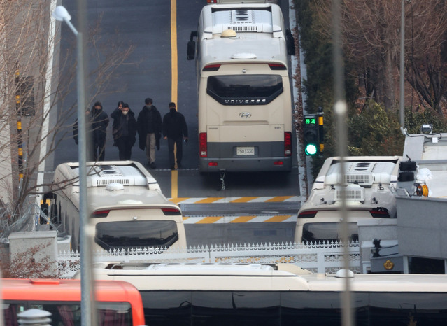 ▲ 공수처와 경찰이 윤석열 대통령 2차 체포 영장 집행을 이번 주중에 시도할 것이라는 전망이 유력하게 거론되고 있는 가운데 12일 서울 용산구 한남동 대통령 관저 입구에서 경비인력으로 추정되는 사람들이 이동하고 있다. ⓒ연합뉴스