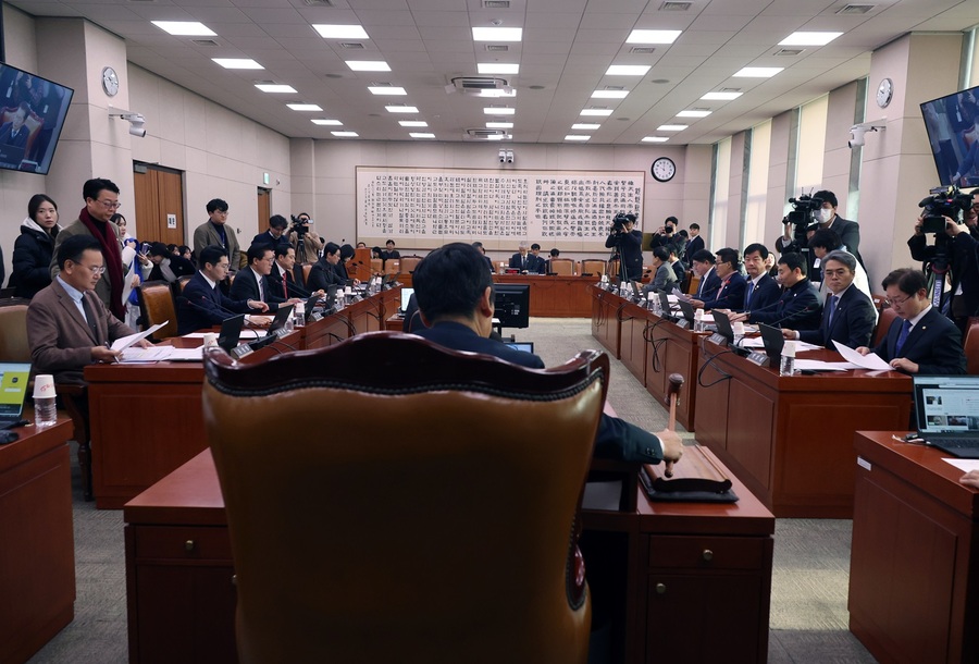 ▲ 정청래 국회 법사위원장이 13일 서울 여의도 국회에서 윤석열 정부의 내란-외환 행위의 진상규명을 위한 특별검사 임명 등에 관한 법률안을 안건으로 열린 제420회 국회(임시회) 법제사법위원회 제4차 전체회의를 주재하고 있다. ⓒ뉴시스