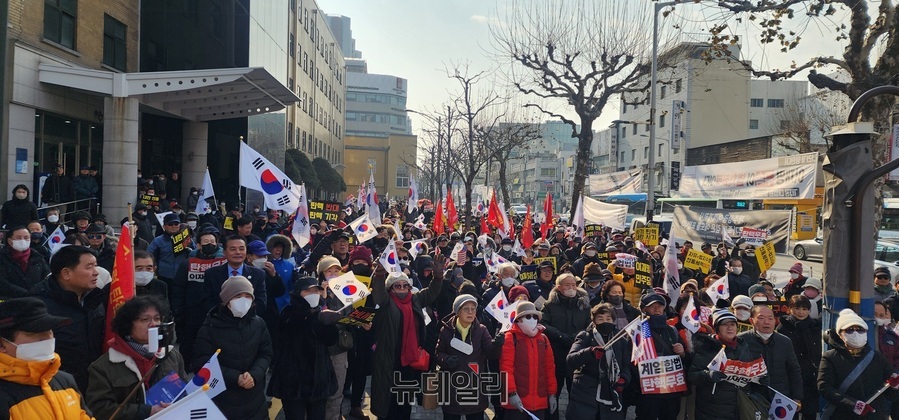 ▲ 충북범보수시민단체연합회는 13일 충북도청 서문 앞에서 출범결의대회를 열고, 윤석열 대통령에 대한 탄핵을 무효화할 것을 강력히 주장했다.ⓒ뉴데일리