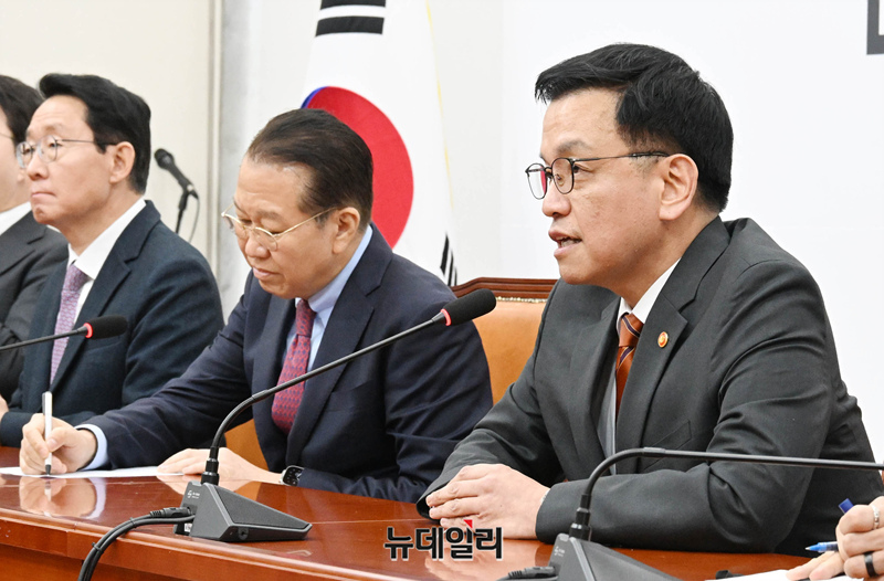 ▲ 최상목 대통령 권한대행 부총리 겸 기획재정부 장관과 권영세 국민의힘 비상대책위원장이 13일 국회에서 면담을 하고 있다. ⓒ이종현 기자