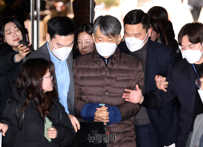 ▲ 비상계엄과 관련해 내란 혐의를 받는 조지호 경찰청장이 13일 오후 서울 서초구 서울중앙지법에서 열린 영장실질심사에 출석하고 있다. 2024.12.13. ⓒ정상윤 기자