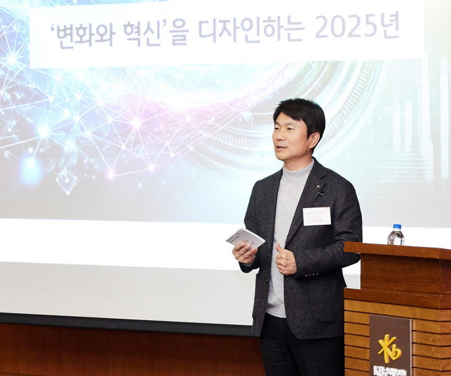 ▲ 구본욱 KB손해보험 사장이 지난 10일 열린 '2025년 상반기 경영전략회의'에서 '변화와 혁신을 디자인하는 2025년'이라는 주제로 발표하고 있다.ⓒKB손해보험