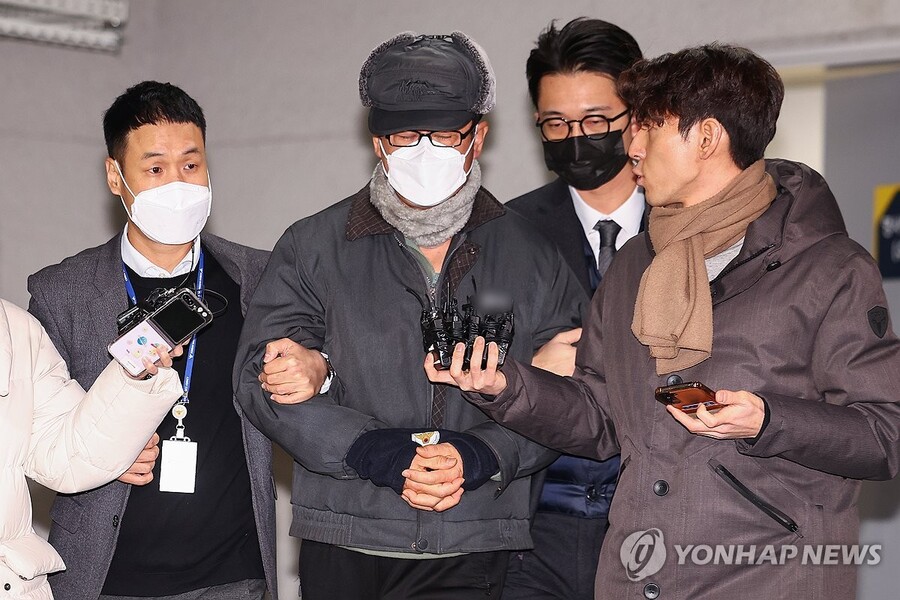 ▲ 노상원 전 국군정보사령관이 지난달 24일 오전 서울 은평구 서울서부경찰서에서 검찰로 송치되고 있다. ⓒ연합뉴스